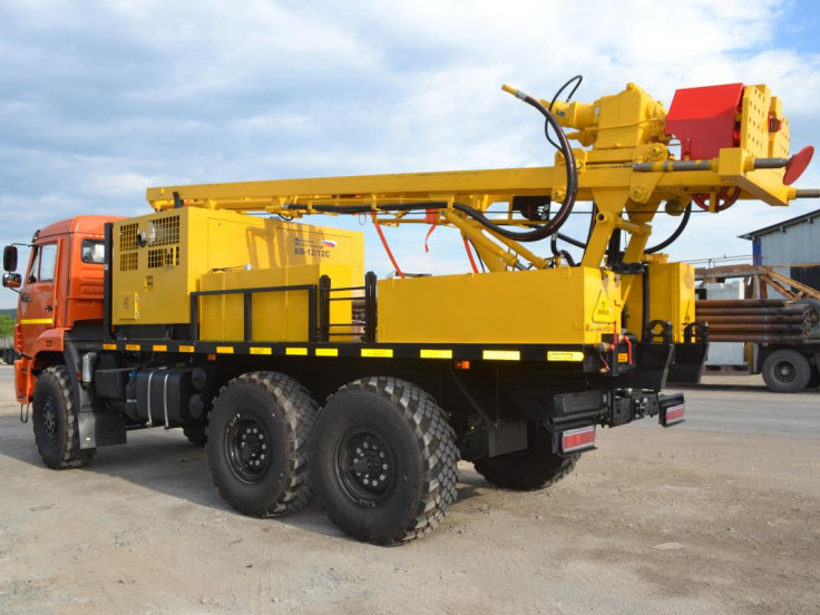 УРБ-2А2 с мачтой под наклонное бурение на шасси КАМАЗ-5350